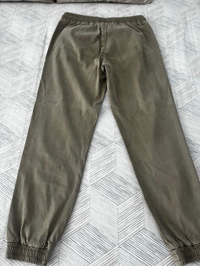 Zara:Pantalón jogger M verde oliva, 2 tops, 1 body