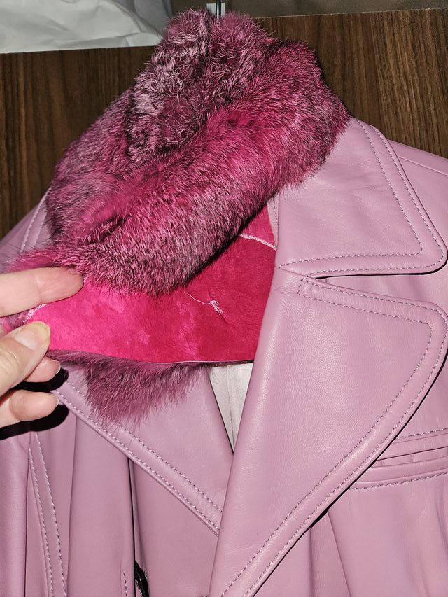 Chaqueta de Piel Rosa con Cuello de Pelo