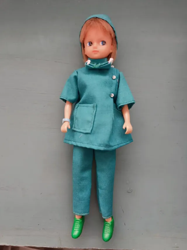 Muñeca Chabel con traje de enfermera