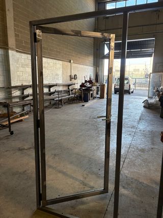 Puerta metálica con cristal