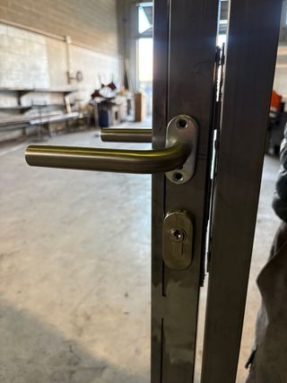 Puerta metálica con cristal