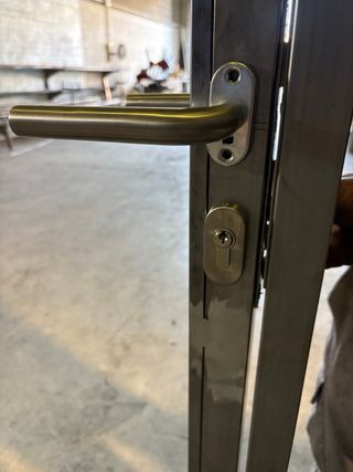 Puerta metálica con cristal