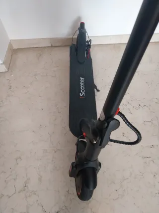 Patinete eléctrico negro