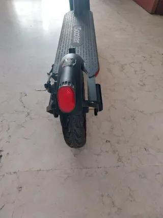 Patinete eléctrico negro