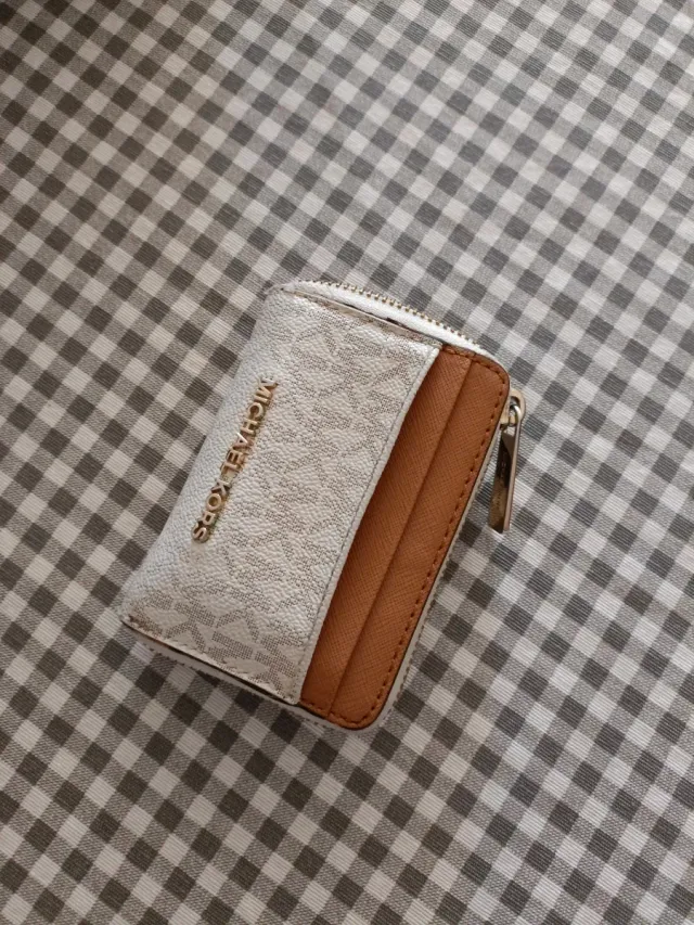 Monedero Michael Kors blanco y marrón
