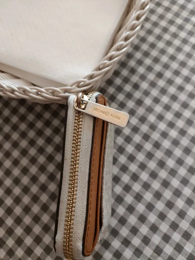 Monedero Michael Kors blanco y marrón