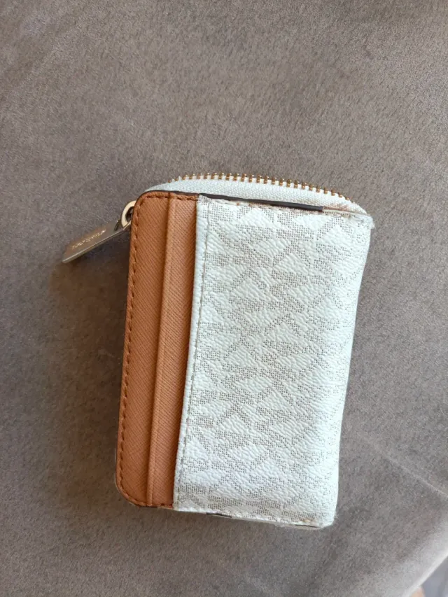 Monedero Michael Kors blanco y marrón