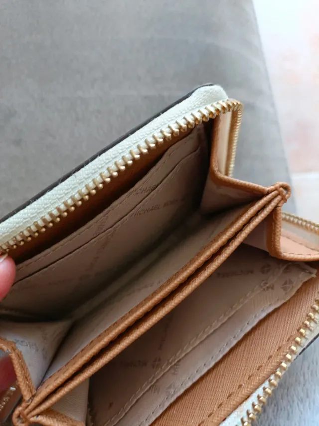 Monedero Michael Kors blanco y marrón