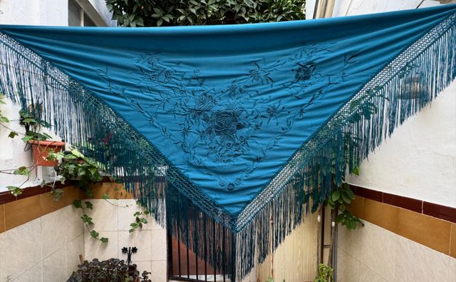 Mantón bordado azul petróleo