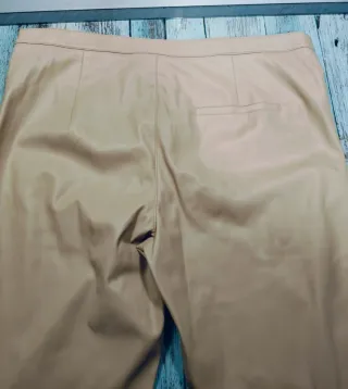 Pantalón efecto piel MNG Talla L