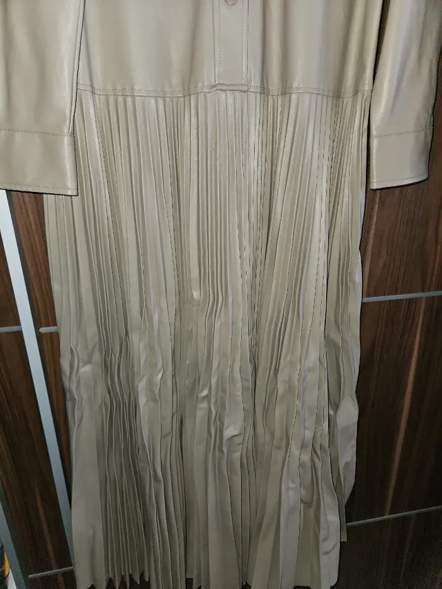Vestido plisado beige