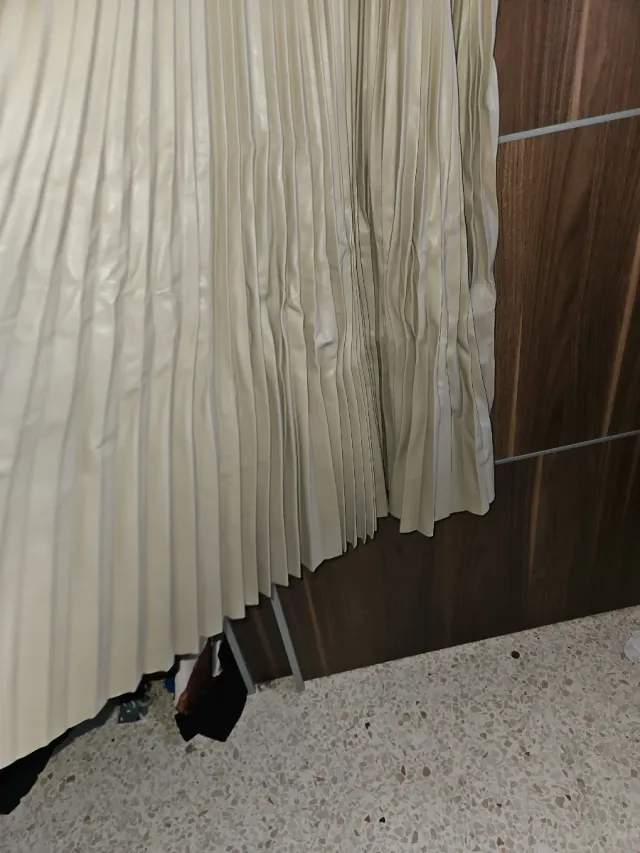 Vestido plisado beige