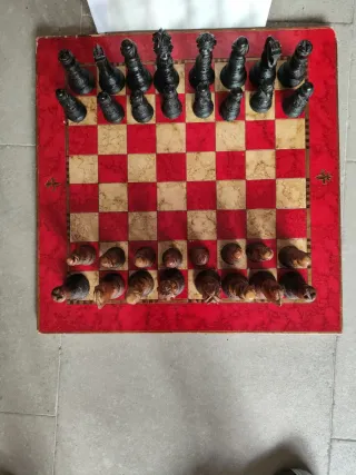 Scacchiera in legno nero marrone. Templari!