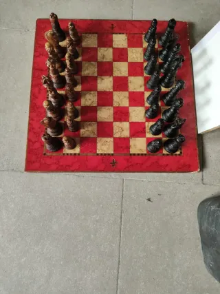 Scacchiera in legno nero marrone. Templari!