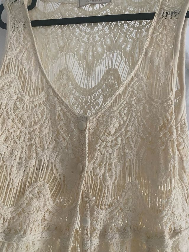 Chaleco boho de encaje beige