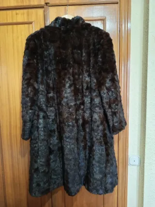 Abrigo de piel marrón