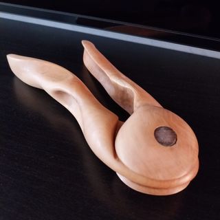 cascanueces artesanal tallado en madera de boj,