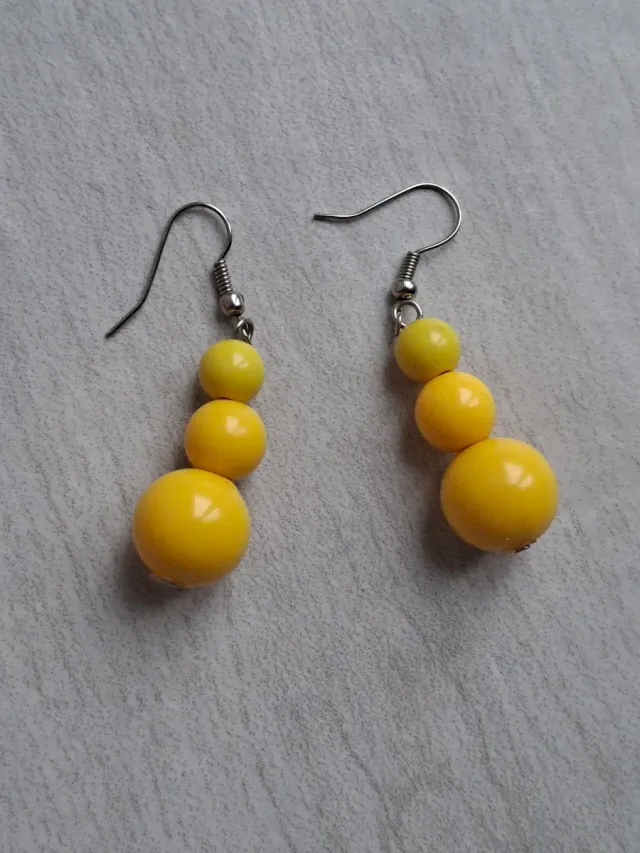 Orecchini pendenti giallo limone a perle