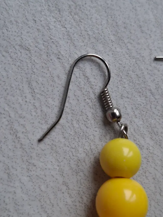 Orecchini pendenti giallo limone a perle