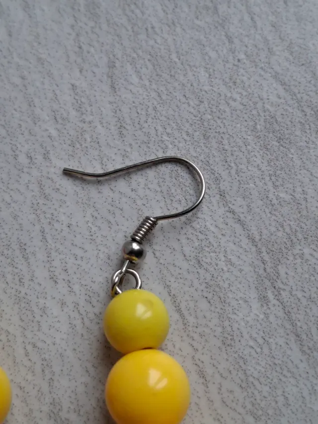 Orecchini pendenti giallo limone a perle