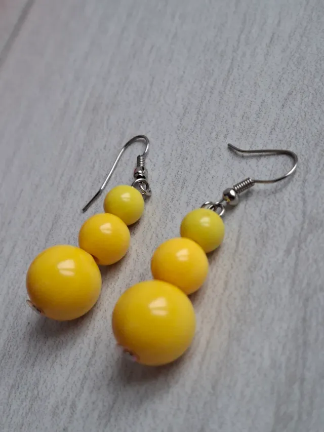 Orecchini pendenti giallo limone a perle