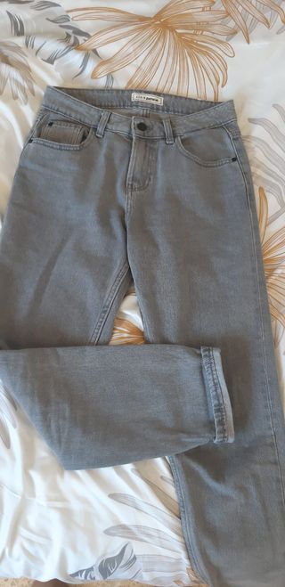 Pantalones vaqueros de cintura alta. Estilo mom je