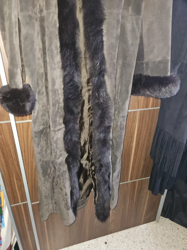 Abrigo largo ante con detalles de pelo