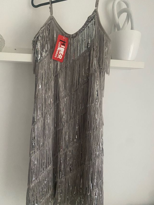 Vestido de fiesta plateado con flecos