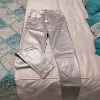 Pantalones plateados efecto piel