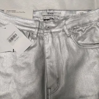 Pantalones plateados efecto piel