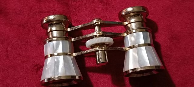 Binoculares de ópera dorados y nácar