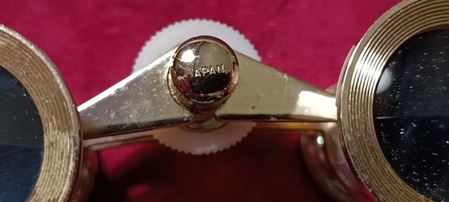 Binoculares de ópera dorados y nácar