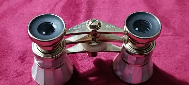 Binoculares de ópera dorados y nácar