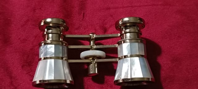 Binoculares de ópera dorados y nácar