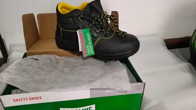 Botas de seguridad negras y amarillas