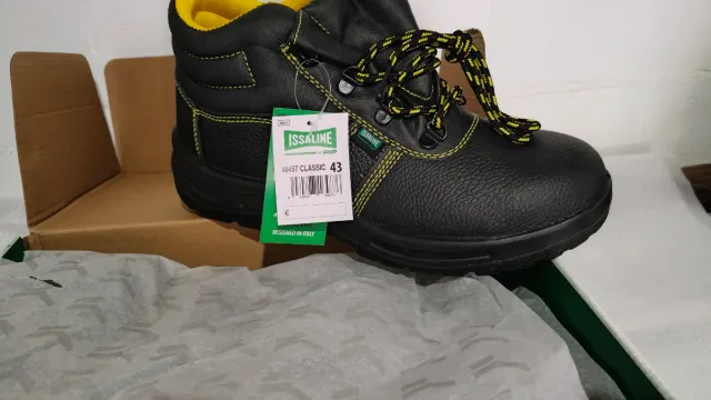 Botas de seguridad negras y amarillas