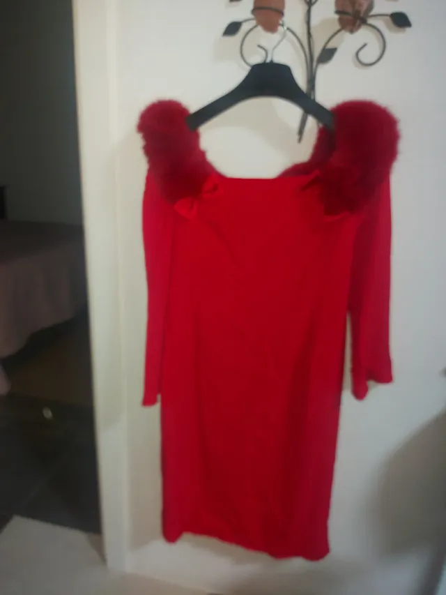 Vestido rojo con detalles de pelo