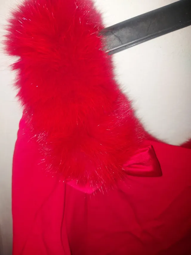 Vestido rojo con detalles de pelo