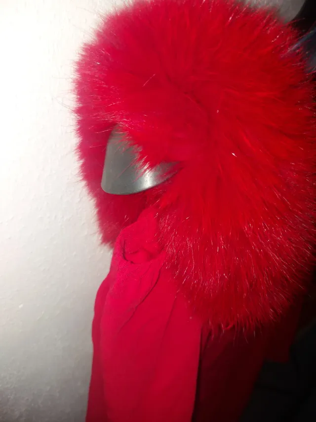 Vestido rojo con detalles de pelo