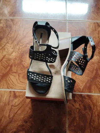 Sandalias negras caladas