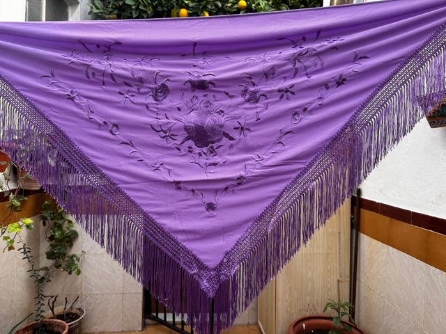 Mantón Lila Bordado con Flecos