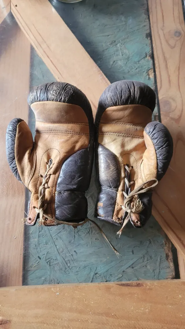 Guantes de boxeo antiguos.