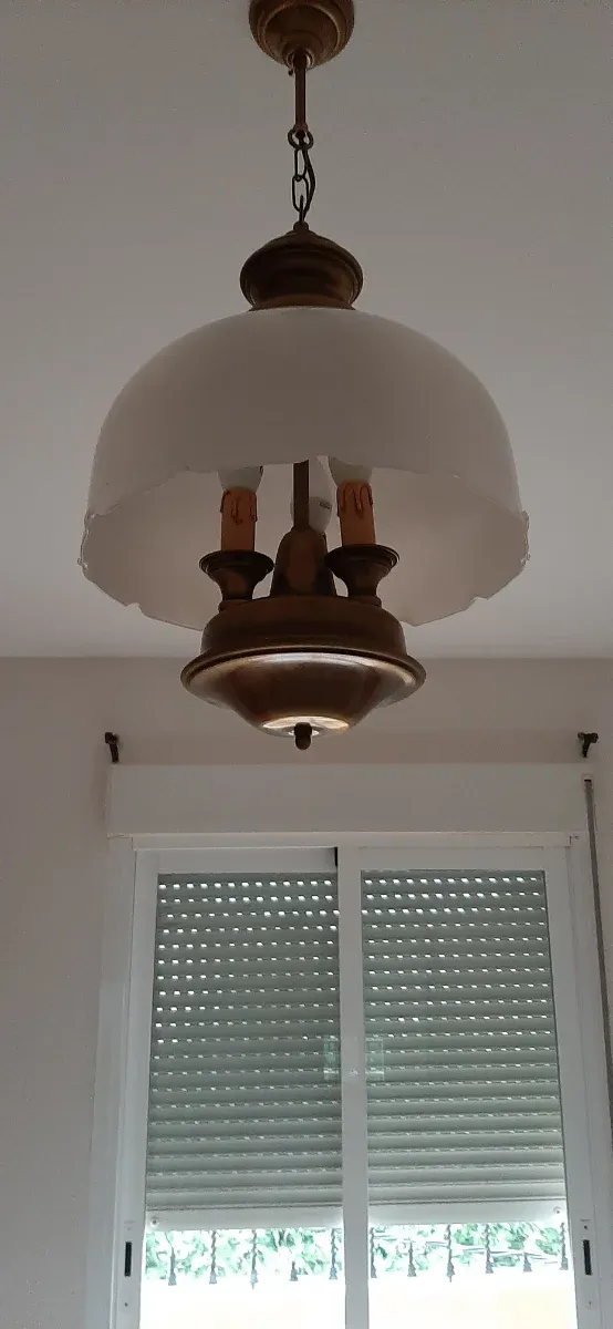 Lámpara colgante dorada y blanca