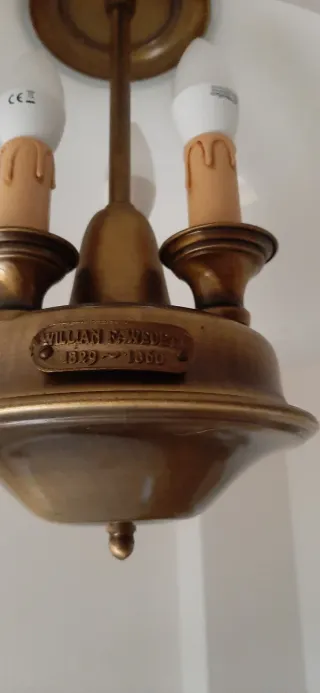 Lámpara colgante dorada y blanca