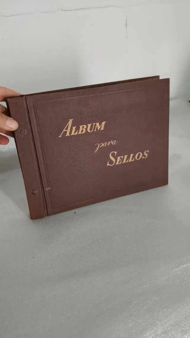 Álbum de sellos antiguo marrón