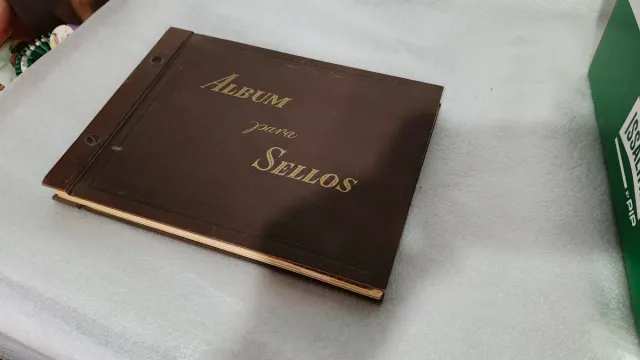 Álbum de sellos antiguo marrón