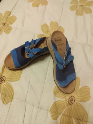 Sandalias = 37. Ropa = M/L.