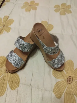 Sandalias = 37. Ropa = M/L.