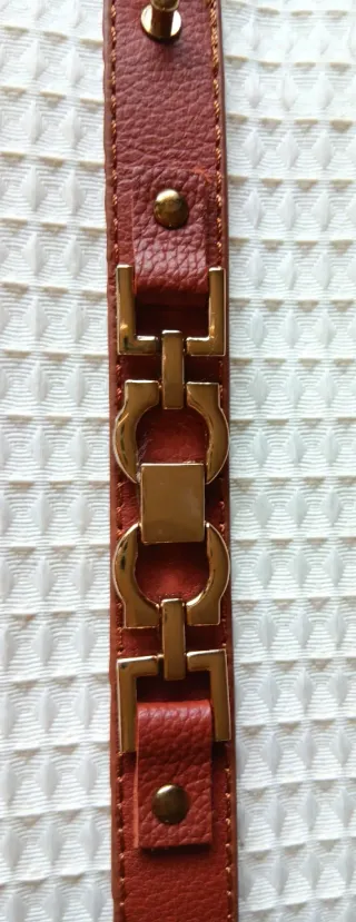 Pulsera símil cuero con detalles dorados