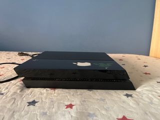 PS4 (PlayStation 4) 500GB + 2 Mandos + 4 Juegos